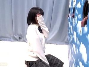[JK]女子校生がチ〇ポ当てゲームにカップルでチャレンジ！外したら罰ゲームNTR！勃起チ〇ポ挿入されて寝取られる！素人が着衣