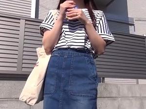 [人妻]【マジミラ号】30代に見えないほど綺麗な美熟女に性の悩みを相談！欲求不満のの目の前にデカチン見せて不倫生ハメ中出し！