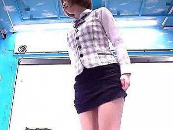 [無料エロ動画]＜黒ストッキング！＞この顔で・・・がに股ｗ！ＭＭ号乗車した美脚のお姉さん！ヒカルストッキング履いてエロ行為に！！！