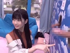 [マジミラ号]美人な女子大生がカップルでチンポ当てゲームに挑戦！間違ったら罰ゲームNTR！マジミラ号の向こうの彼氏の側で中出しさ