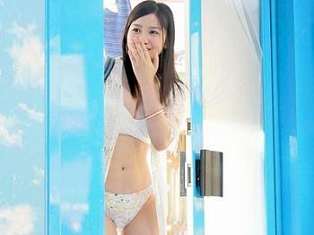 [マジックミラー]海でナンパした水着ギャルが初対面男性との混浴温泉モニターで素股マッサージ！精子無許可中出しされて焦る姿が可愛い美女JD！