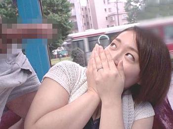 [マジックミラー]『凄い…』欲求不満美女人妻に勃起チンポ露出し見せつけ⁉エロおっぱい揺らして4P乱交不倫セックスし精子ぶっかけ射精！