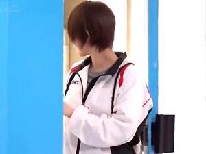 [素人]運動部のショートカット美少女JDが童貞男を筆おろし！脱ぐとすごい隠れ巨乳の女子大生が優しくして童貞卒業させてくれる！